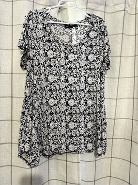 JNY Floral Blouse in Black & White Size 1x Like New